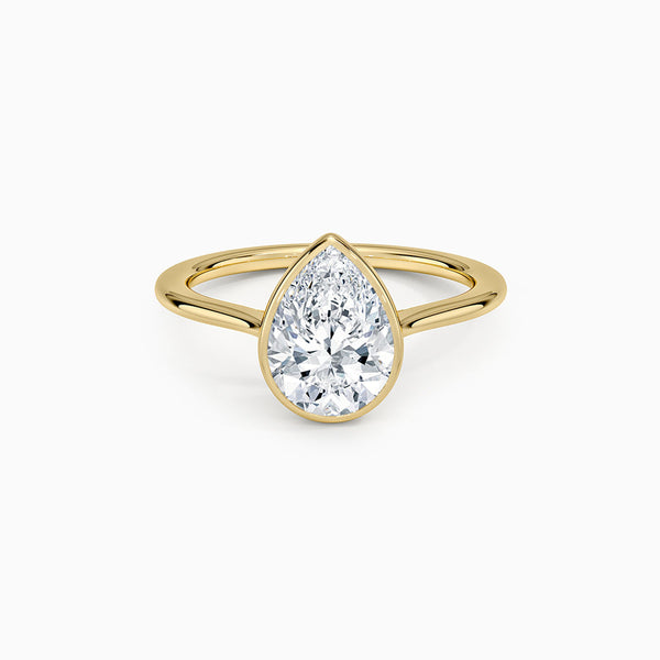 Carré de Luxe Collection D-E VS+ Pear Diamond Bezel Ring